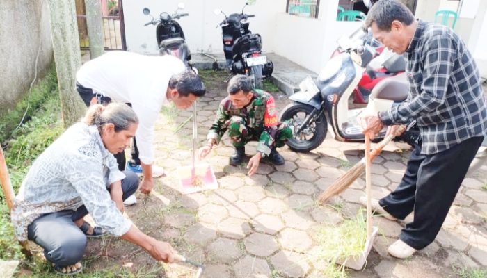 Babinsa Koramil 2304/Anyar, Karbak Pembersihan Halaman Kantor