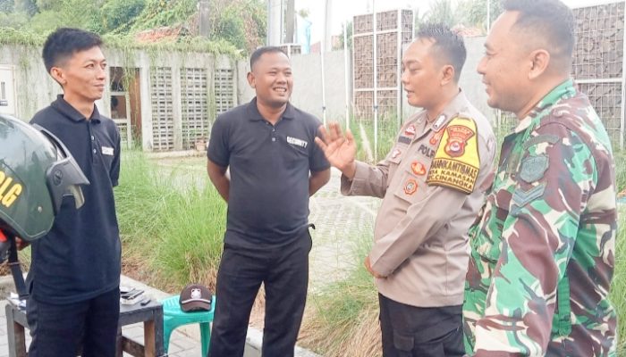 Babinsa Koramil 2305/Cinangka Komsos Membahas Tentang Kebersihan Lingkungan