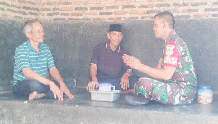 Babinsa Koramil 2306/Mancak Komsos Membahas Tentang Menjaga Keamanan