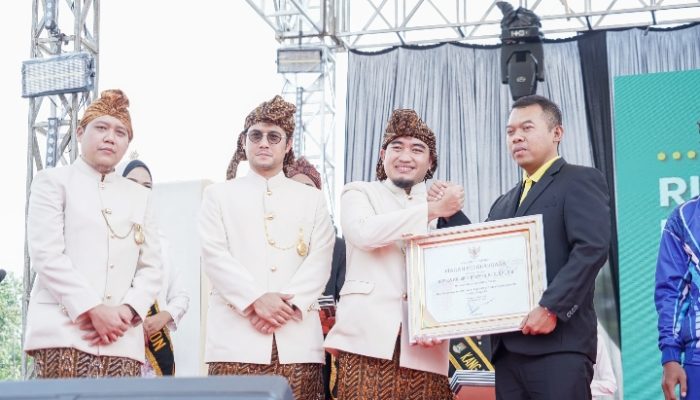 Riung Mungpulung Meriahkan Hari Jadi Kota Cilegon ke 26 Tahun : Robinsar Memberikan Penghargaan Kepada Para Pemimpin Terdahulu