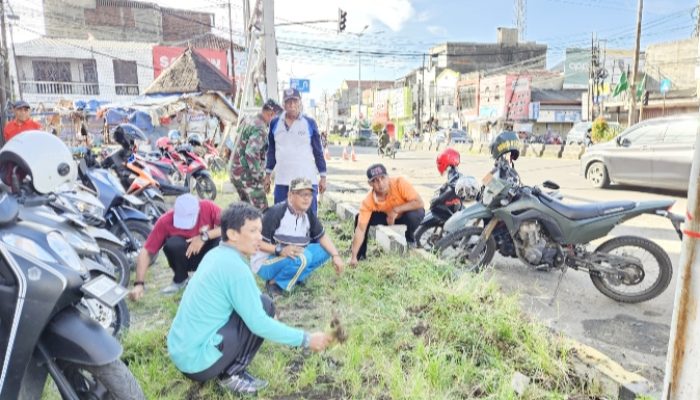 Babinsa Koramil 2301/Cilegon, Karbak Pembersihan Jalan