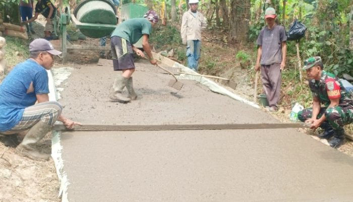 Babinsa Koramil 2306/Mancak, Karbak Pengecoran Jalan
