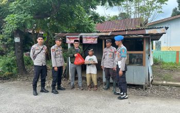 Kades Topejawa dan Anggota Polsek Mangarabombang Serahkan Bantuan Sembako untuk Warga Lansia Sebatangkara