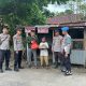 Kades Topejawa dan Anggota Polsek Mangarabombang Serahkan Bantuan Sembako untuk Warga Lansia Sebatangkara