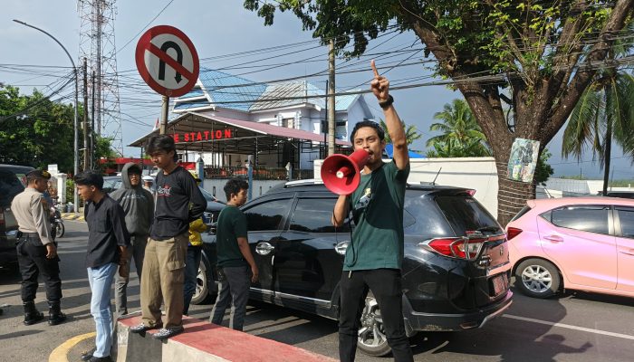 Puluhan Mahasiswa Demo Polres Takalar, Tuding Polisi Lamban Tangani Kasus Kekerasan di Bontomate’ne dan Lantang