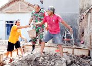 Babinsa Koramil 2301/Cilegon, Karbak Perbaikan Rumah Warga
