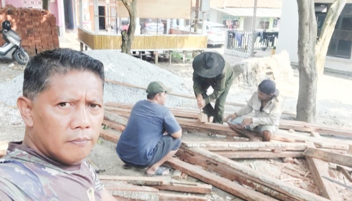 Babinsa Koramil 2306/Mancak, Karbak Renovasi Rumah Warga