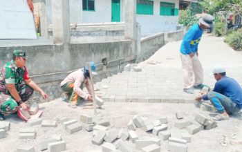Babinsa Koramil 2302/Bojonegara, Karbak Pemasangan Paving Blok