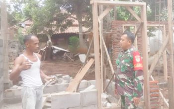 Babinsa Koramil 2305/Cinangka, Karbak Perbaikan Rumah Warga