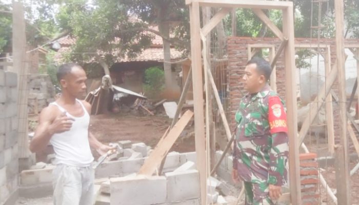 Babinsa Koramil 2305/Cinangka, Karbak Perbaikan Rumah Warga