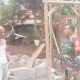 Babinsa Koramil 2305/Cinangka, Karbak Perbaikan Rumah Warga