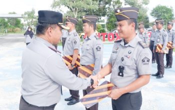 Lapas Narkotika Pangkalpinang Sematkan Kenaikan Pangkat dan Beri Penghargaan Pegawai
