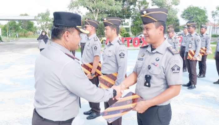 Lapas Narkotika Pangkalpinang Sematkan Kenaikan Pangkat dan Beri Penghargaan Pegawai