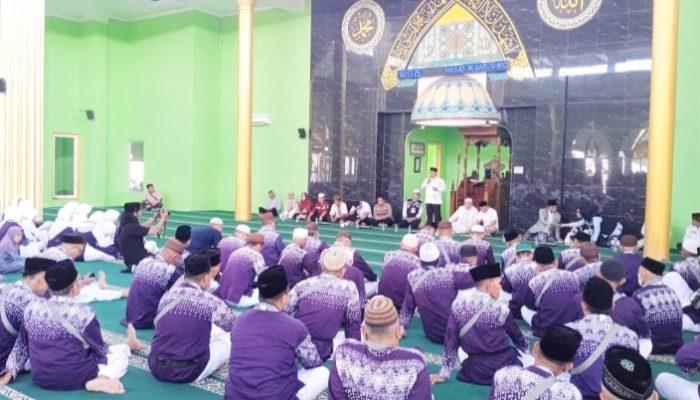Isak haru dan doa warnai keberangkatan haji pertama tahun 2025