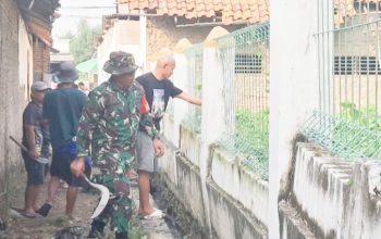 Babinsa Koramil 2301/Cilegon, Karbak Pembersihan Sampah dan Perbaikan Jalan