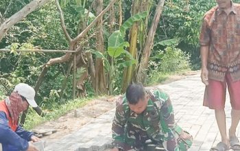 Babinsa Koramil 2306/Mancak, Karbak Pemasangan Conblok Jalan