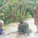 Babinsa Koramil 2306/Mancak, Karbak Pemasangan Conblok Jalan