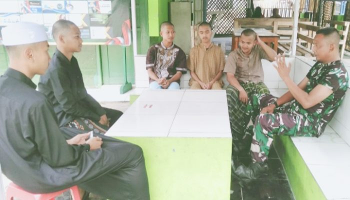 Babinsa Koramil 2301/Cilegon, Komsos Memberikan Materi Bela Negara