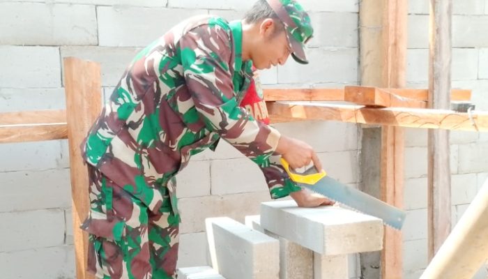 Babinsa Koramil 2305/Cinangka Karbak Pemasangan Bata