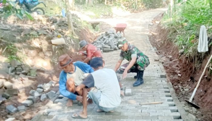 Babinsa Koramil 2306/Mancak, Karbak Pemasangan Conblok Jalan