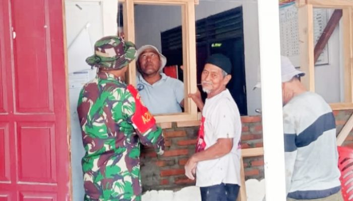 Babinsa Koramil 2304/Anyer, Karbak Perehaban  Kantor Desa