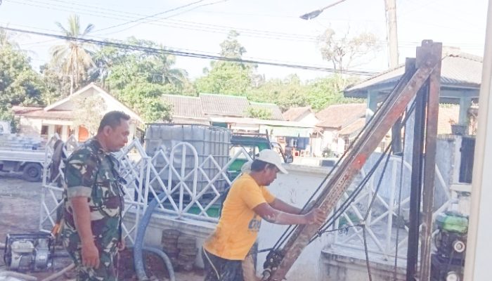 Babinsa Koramil 2305/Cinangka, Karbak Pengeboran Sumber Air