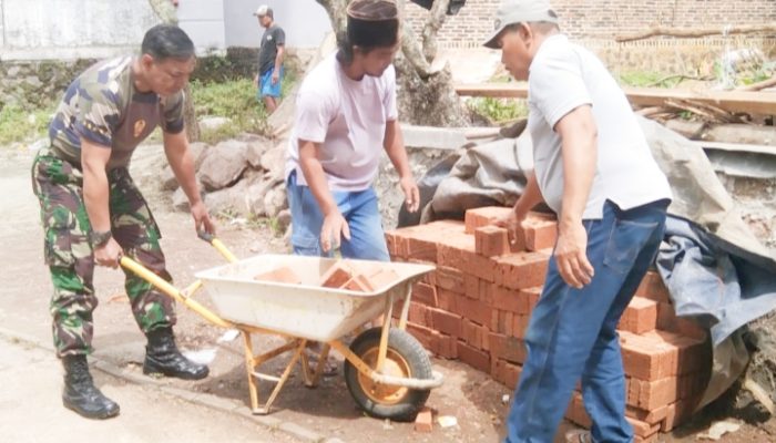 Babinsa Koramil 2307/Ciwandan, Karbak Pengangkutan Batu Bata