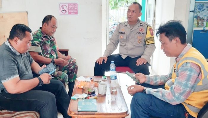 Babinsa Koramil 2301/Cilegon Komsos Membahas Keamanan Lingkungan Masyarakat