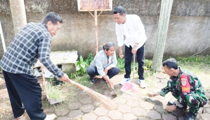 Babinsa Koramil 2304/Anyer, Karbak Pembersihan Area Kantor