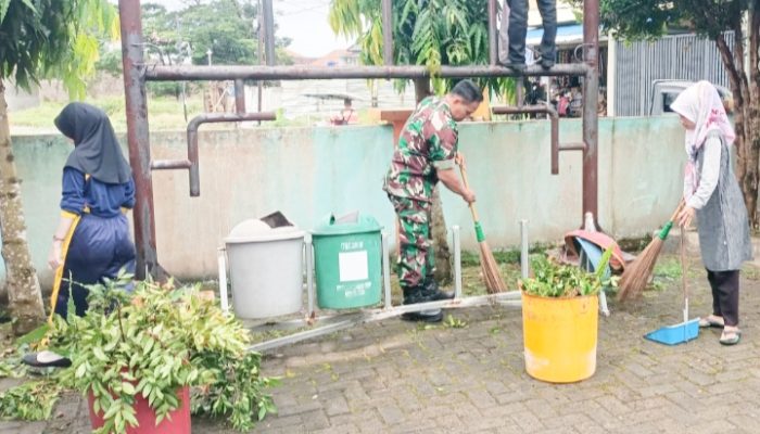 Babinsa Koramil 2303/Pulomerak, Karbak Pembersihan Area Kelurahan