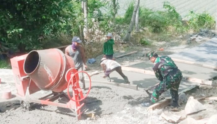 Babinsa Koramil 2306/Mancak, Karbak Membantu Pengecoran Jalan