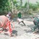 Babinsa Koramil 2306/Mancak, Karbak Membantu Pengecoran Jalan