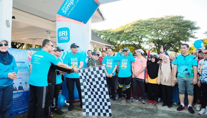 Bupati dan Wabup Bantaeng Hadiri Jalan Santai dan Sematkan Pin Gerakan Ayah Teladan