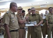 Bupati Jeneponto H. Paris Yasir, Serahkan SPPT PBB-P2 dan DHKP Tahun 2025