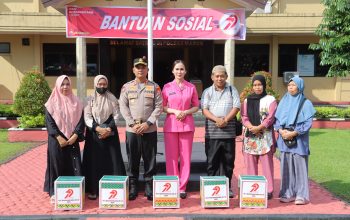 Polres Maros Bagikan Ratusan Paket Sembako Untuk Warga Jelang HUT Bhayangkara 79