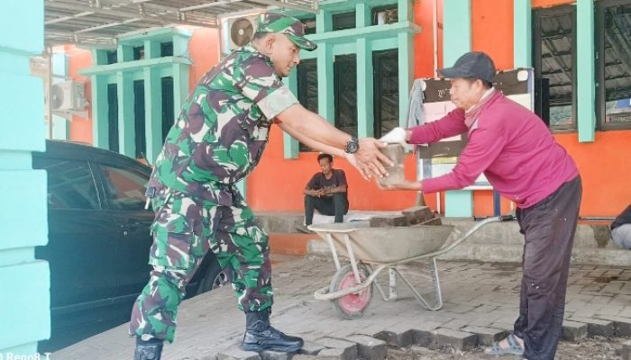 Babinsa Koramil 2303/Pulomerak, Karbak Pemasangan Paving Blok