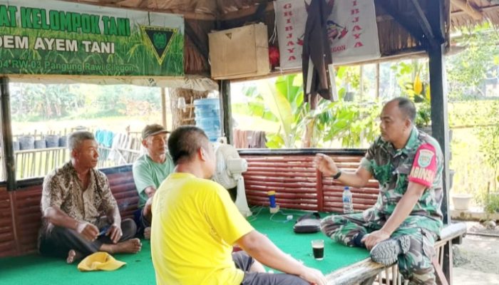 Babinsa Koramil 2301/Cilegon Komsos Membahas Keamanan dan Ketertiban Masyarakat