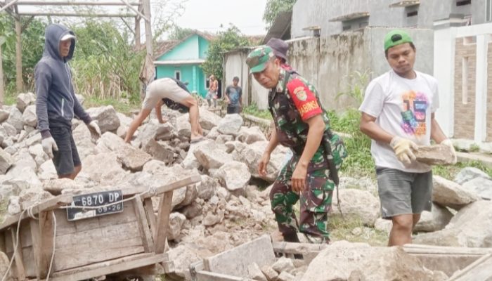 Babinsa Koramil 2304/Anyer, Karbak Pengangkutan Batu Pondasi