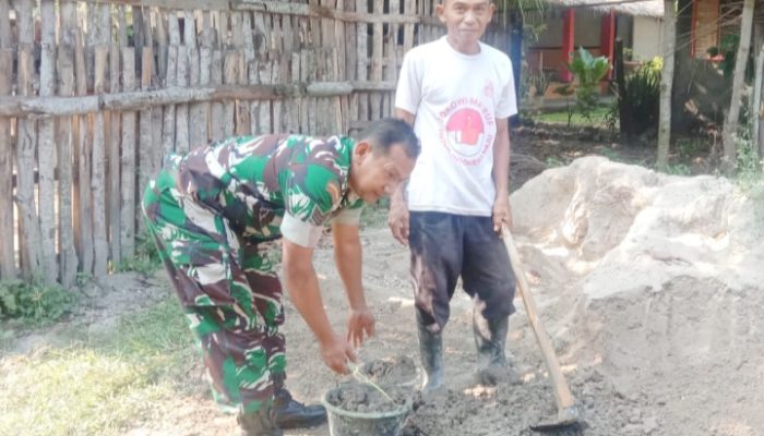 Babinsa Koramil 2305/Cinangka, Karbak Rehab Rumah Warga