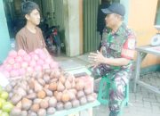 Babinsa Koramil 2301/Cilegon, Puanter Membahas Harga Buah-Buahan