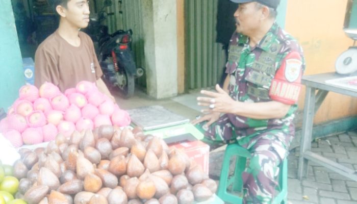 Babinsa Koramil 2301/Cilegon, Puanter Membahas Harga Buah-Buahan