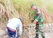 Babinsa Koramil 2306/Mancak, Karbak Membantu Membuat Pondasi Jalan