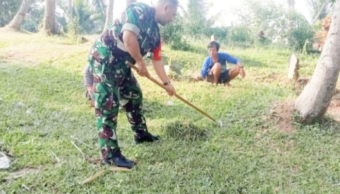 Babinsa Koramil 2305/Cinangka, Karbak Pembersihan Area Makam