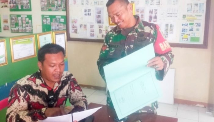 Babinsa Koramil 2303/Pulomerak, Puan Ter Mendata Warga Belum Dapat Bansos
