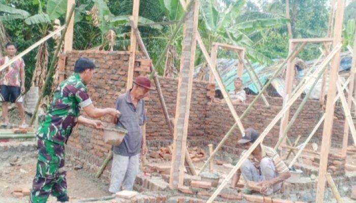 Babinsa Koramil 2306/Manca Karbak Pembangunan Rumah Warga