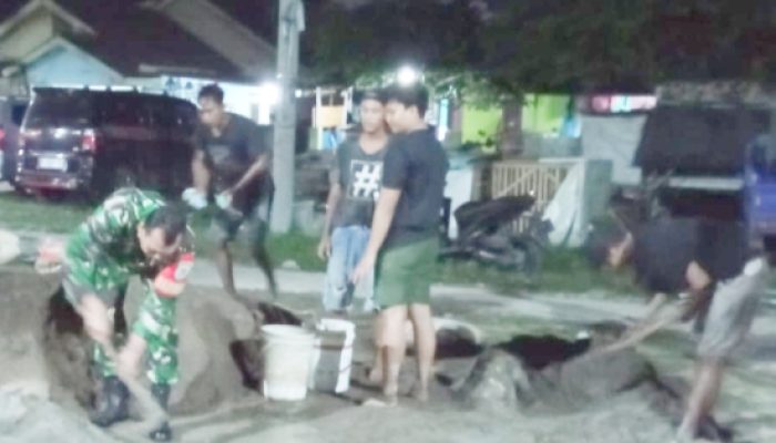 Babinsa Koramil 2301/Cilegon, Karbak Perbaikan Jalan