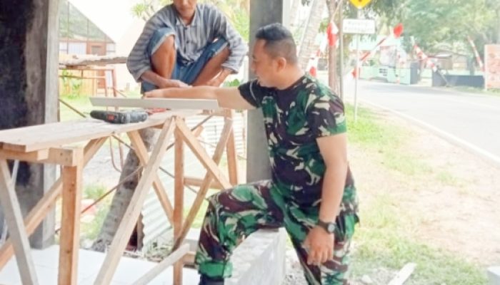 Babinsa Koramil 2305/Cinangka, Karbak Memperbaiki Rumah Warga
