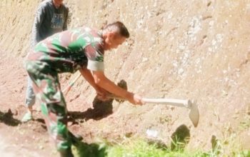 Babinsa Koramil 2304/Anyer, Karbak Membantu Pembersihan Jalan
