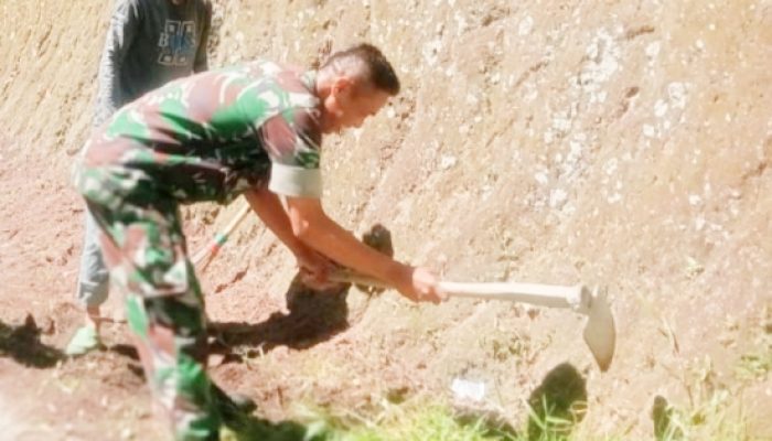 Babinsa Koramil 2304/Anyer, Karbak Membantu Pembersihan Jalan