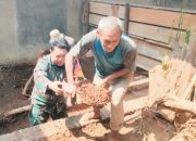 Babinsa Koramil 2302/Bojonegara, Karbak Membantu Pembuatan Rumah Warga